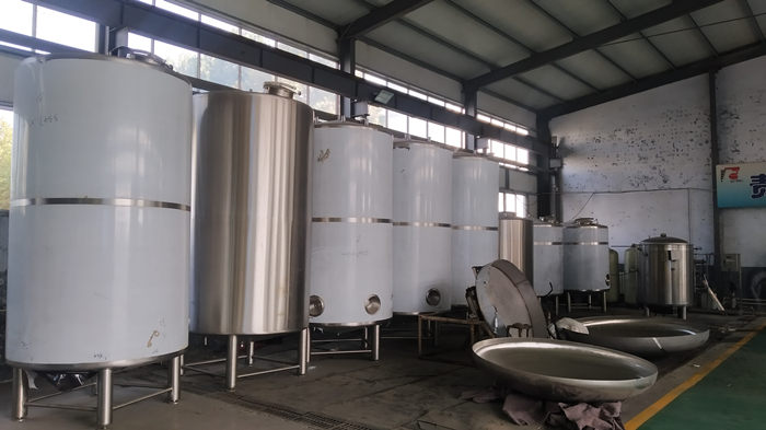 beer tanks-beer fermenter-beer fermentation tank-conical tanks-jacketed tanks.jpg